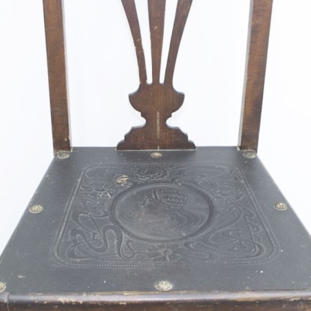 Silla de madera con dibujo y chinchetas