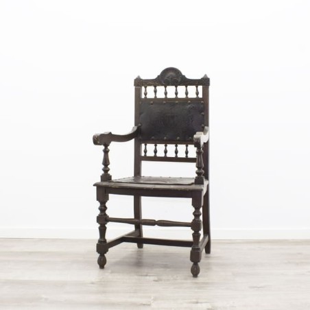 Silla con brazos tallada en madera