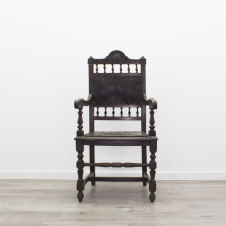 Silla con brazos tallada en madera