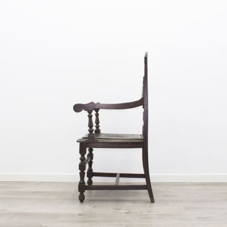 Silla con brazos tallada en madera