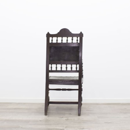 Silla con brazos tallada en madera
