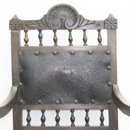 Silla con brazos tallada en madera