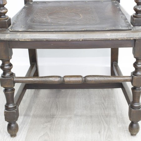 Silla con brazos tallada en madera