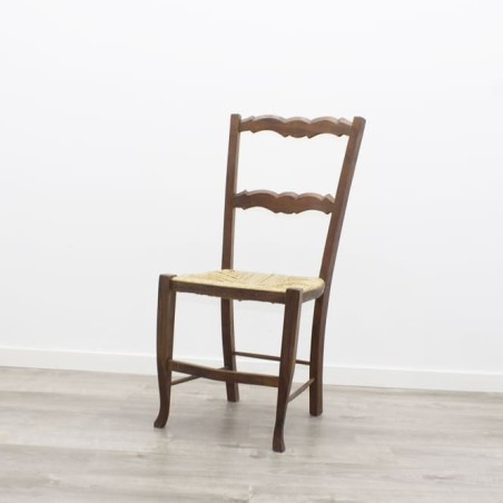 Silla de madera con asiento de mimbre sin brazos