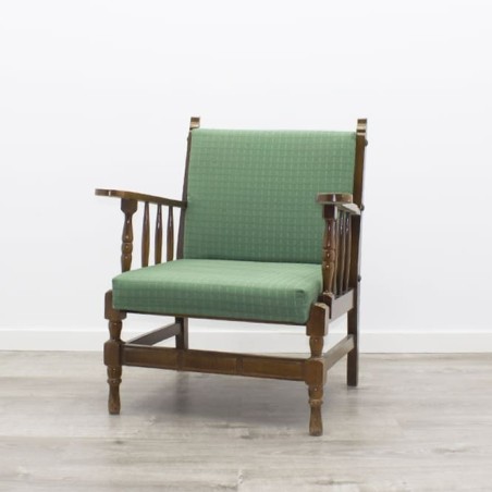Sillón bajo de madera en tela verde