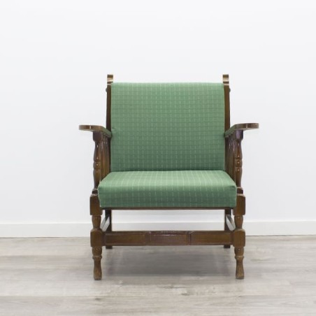 Sillón bajo de madera en tela verde