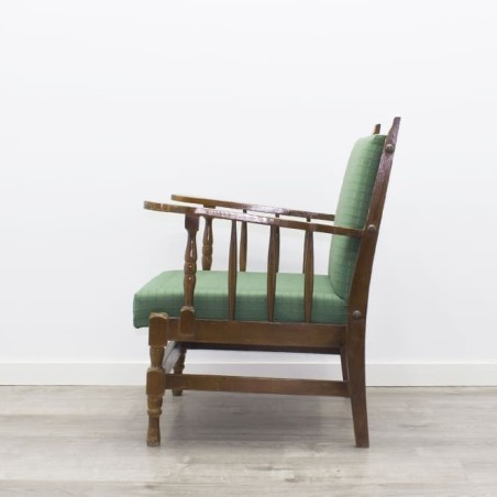 Sillón bajo de madera en tela verde