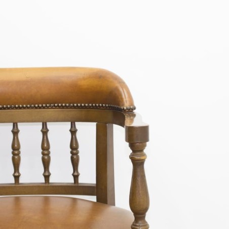 Sillón fijo de madera en napel ambar