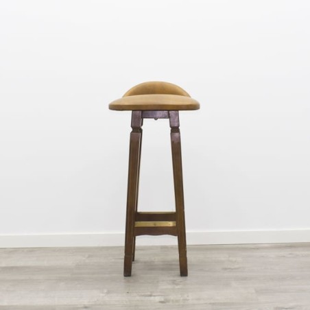Taburete de madera con asiento en piel marrón
