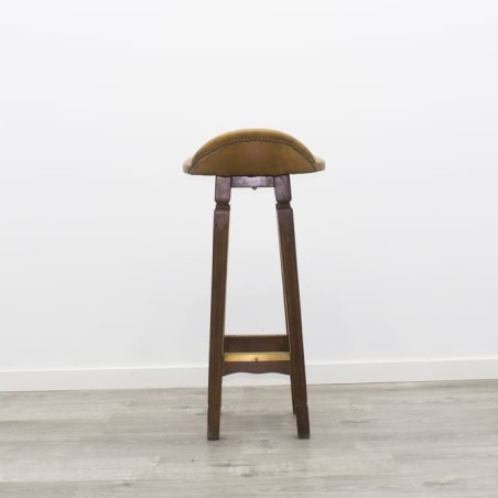 Taburete de madera con asiento en piel marrón
