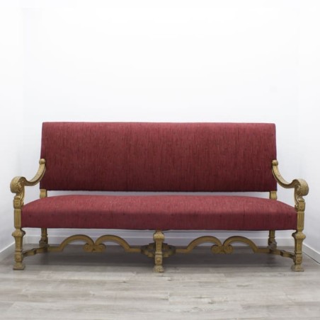 Sofá clásico en madera con patas y brazos