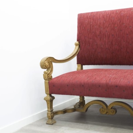 Sofá clásico en madera con patas y brazos