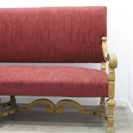 Sofá clásico en madera con patas y brazos