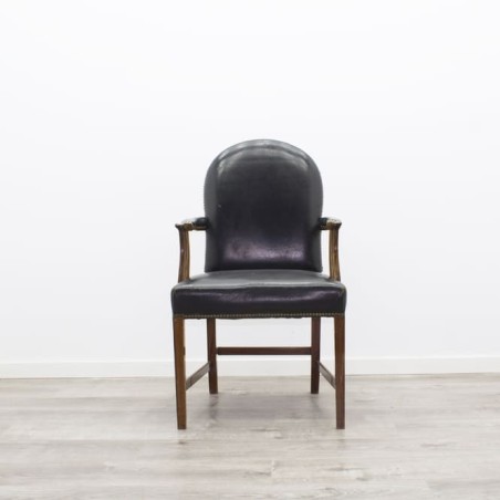 Silla de madera con tapizado en piel negra