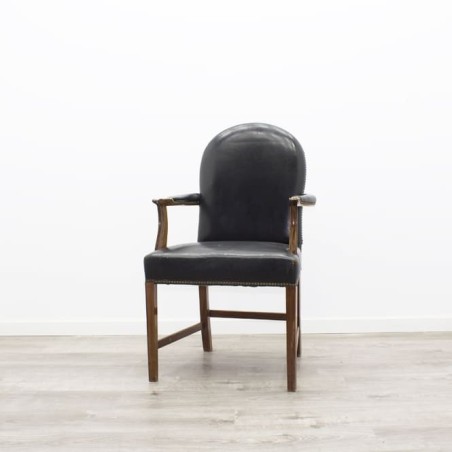 Silla de madera con tapizado en piel negra