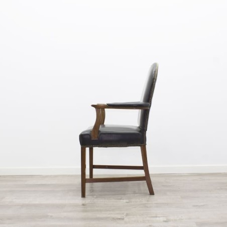Silla de madera con tapizado en piel negra