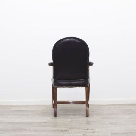 Silla de madera con tapizado en piel negra