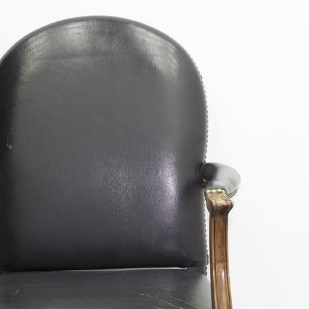 Silla de madera con tapizado en piel negra