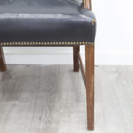 Silla de madera con tapizado en piel negra