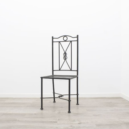 Silla de hierro en negro