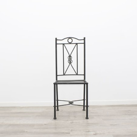 Silla de hierro en negro