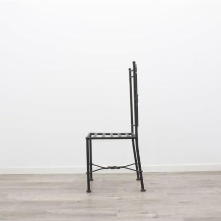 Silla de hierro en negro
