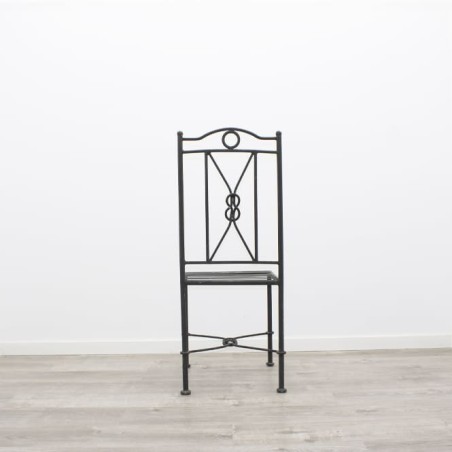 Silla de hierro en negro