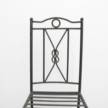 Silla de hierro en negro