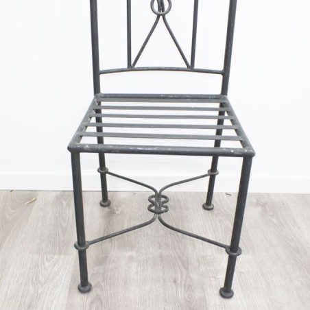 Silla de hierro en negro