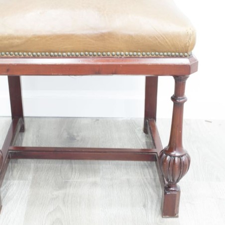 Silla clásica con tapizado marrón