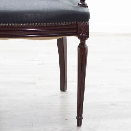 Silla clásico en napel negro con brazos
