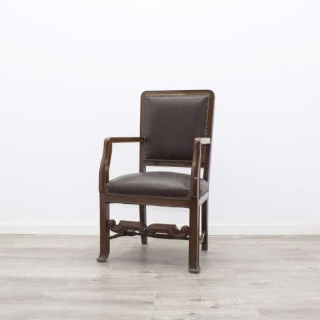 Silla fija en napel marrón con brazos