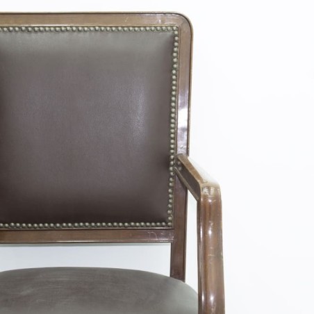 Silla fija en napel marrón con brazos