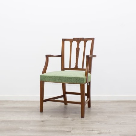Silla en tela fantasía tapizada en verde