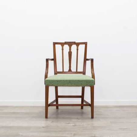 Silla en tela fantasía tapizada en verde