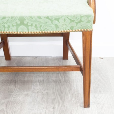 Silla en tela fantasía tapizada en verde