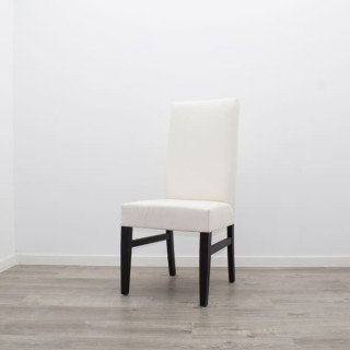 Silla de madera con tapicería blanca