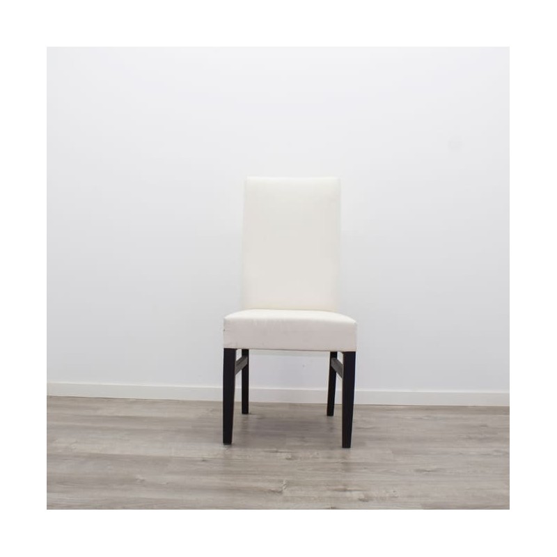 Silla de madera con tapicería blanca