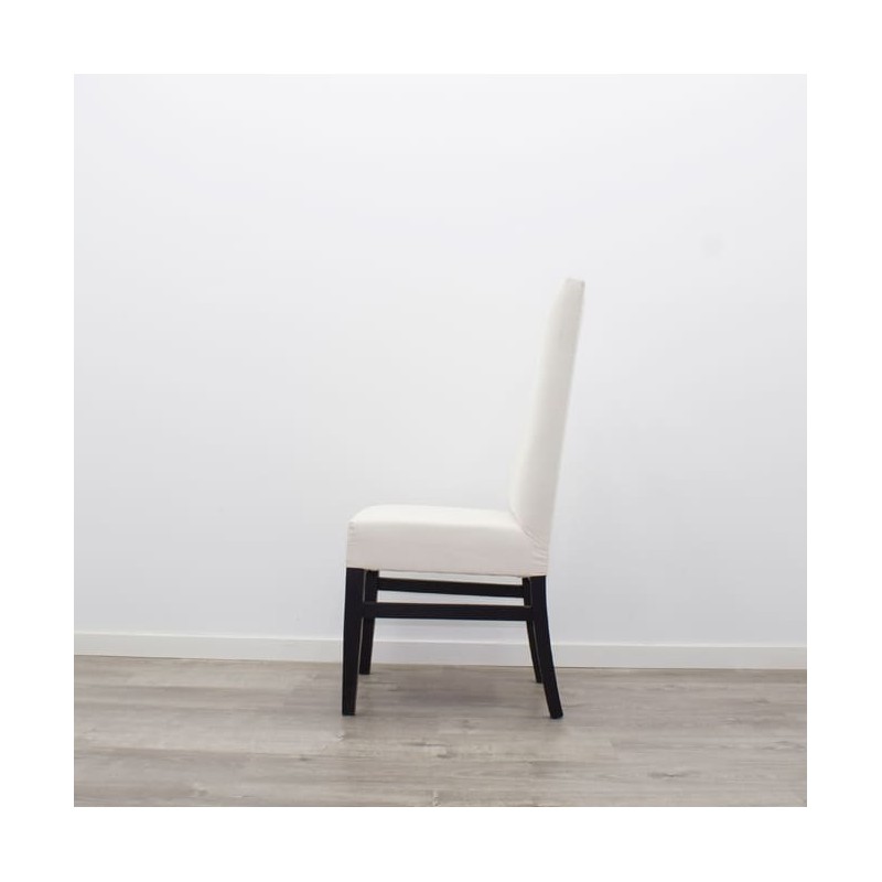 Silla de madera con tapicería blanca