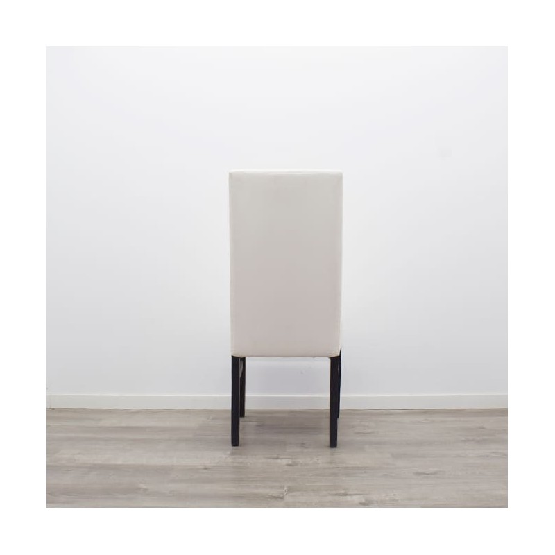 Silla de madera con tapicería blanca