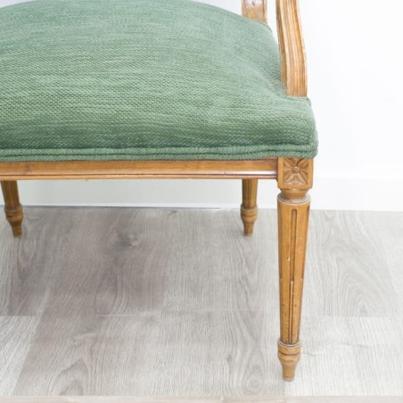 Sillón fijo de madera nogal en tela verde