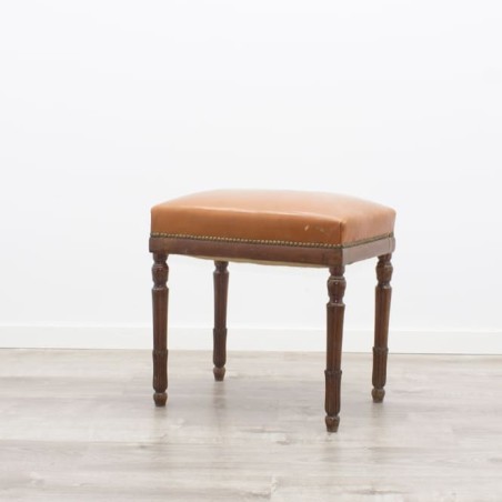 Taburete de madera con asiento en piel