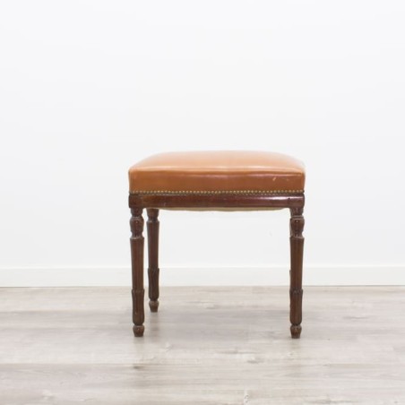Taburete de madera con asiento en piel