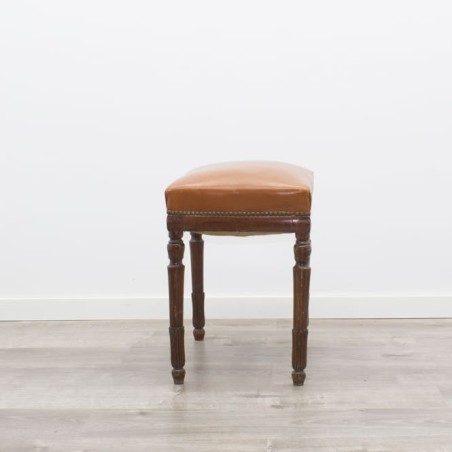 Taburete de madera con asiento en piel