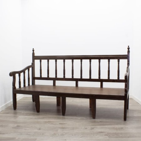 Banco de madera con respaldo en barrotes