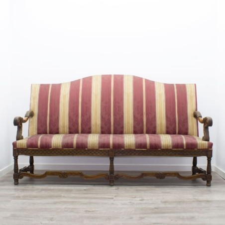 Sofá clásico de madera tapizado