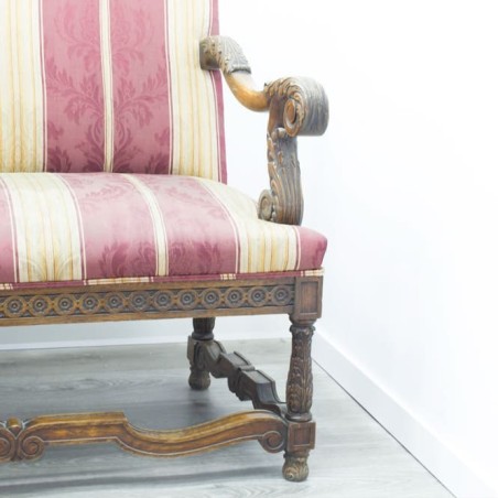 Sofá clásico de madera tapizado
