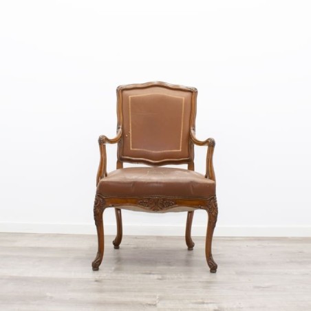 Sillón clásico de madera tapizado en piel marrón