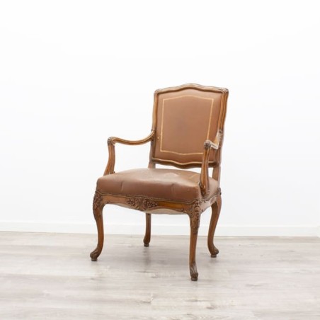Sillón clásico de madera tapizado en piel marrón