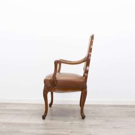 Sillón clásico de madera tapizado en piel marrón